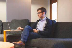 AIライティングツールを導入する際の企業規模に応じたポイントは？